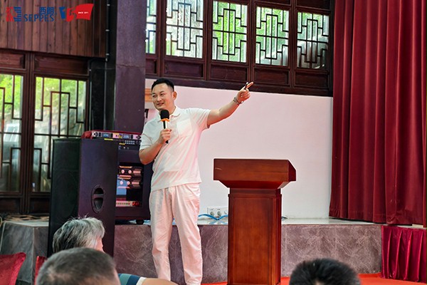西朗门业董事长、阿里巴巴国际站签约金牌讲师杨元嘉分享现场 西朗门业董事长、阿里巴巴国际站签约金牌讲师杨元嘉分享现场